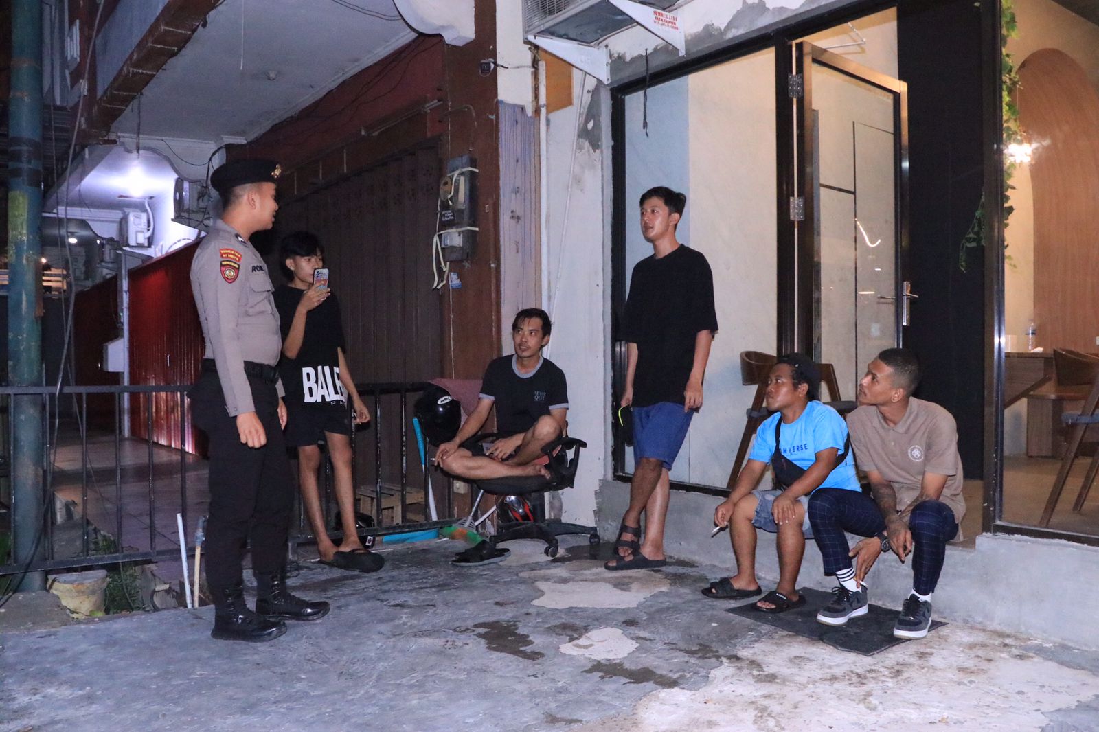 Personel Gabungan Polda Kalimantan Timur melaksanakan Patroli Cipta Kondisi pada malam Kamis (28/03/2024) dalam rangka menjaga keamanan dan ketertiban masyarakat selama Bulan Ramadhan tahun 2024/1445H. Kegiatan patroli ini merupakan bagian dari rutinitas peningkatan keamanan yang dikenal sebagai Cipta Kondisi, dilaksanakan pada malam hari mulai pukul 21.00 Wita. Patroli dimulai dengan apel persiapan dan melibatkan personel dari berbagai Satker di Polda Kalimantan Timur. Patroli Cipta Kondisi bertujuan untuk mengoptimalkan pemeliharaan keamanan dan ketertiban masyarakat di wilayah hukum Polda Kalimantan Timur. Sasaran patroli mencakup tempat-tempat yang potensial menyebabkan kerawanan keamanan, objek vital, pemukiman warga, dan lokasi lain di Kota Balikpapan yang sering dijadikan tempat berkumpulnya masyarakat. Kabid Humas Polda Kalimantan Timur, Kombes Pol Artanto, S.I.K., M.Si., menyatakan bahwa patroli ini dilakukan secara rutin baik siang maupun malam untuk memastikan keamanan dan ketertiban masyarakat di wilayah hukum Polda Kalimantan Timur tetap aman dan kondusif. Personel Gabungan Polda Kalimantan Timur melaksanakan Patroli Cipta Kondisi pada malam Kamis (28/03/2024) dalam rangka menjaga keamanan dan ketertiban masyarakat selama Bulan Ramadhan tahun 2024/1445H. Kegiatan patroli ini merupakan bagian dari rutinitas peningkatan keamanan yang dikenal sebagai Cipta Kondisi, dilaksanakan pada malam hari mulai pukul 21.00 Wita. Patroli dimulai dengan apel persiapan dan melibatkan personel dari berbagai Satker di Polda Kalimantan Timur. Patroli Cipta Kondisi bertujuan untuk mengoptimalkan pemeliharaan keamanan dan ketertiban masyarakat di wilayah hukum Polda Kalimantan Timur. Sasaran patroli mencakup tempat-tempat yang potensial menyebabkan kerawanan keamanan, objek vital, pemukiman warga, dan lokasi lain di Kota Balikpapan yang sering dijadikan tempat berkumpulnya masyarakat. Kabid Humas Polda Kalimantan Timur, Kombes Pol Artanto, S.I.K., M.Si., menyatakan bahwa patroli ini dilakukan secara rutin baik siang maupun malam untuk memastikan keamanan dan ketertiban masyarakat di wilayah hukum Polda Kalimantan Timur tetap aman dan kondusif.