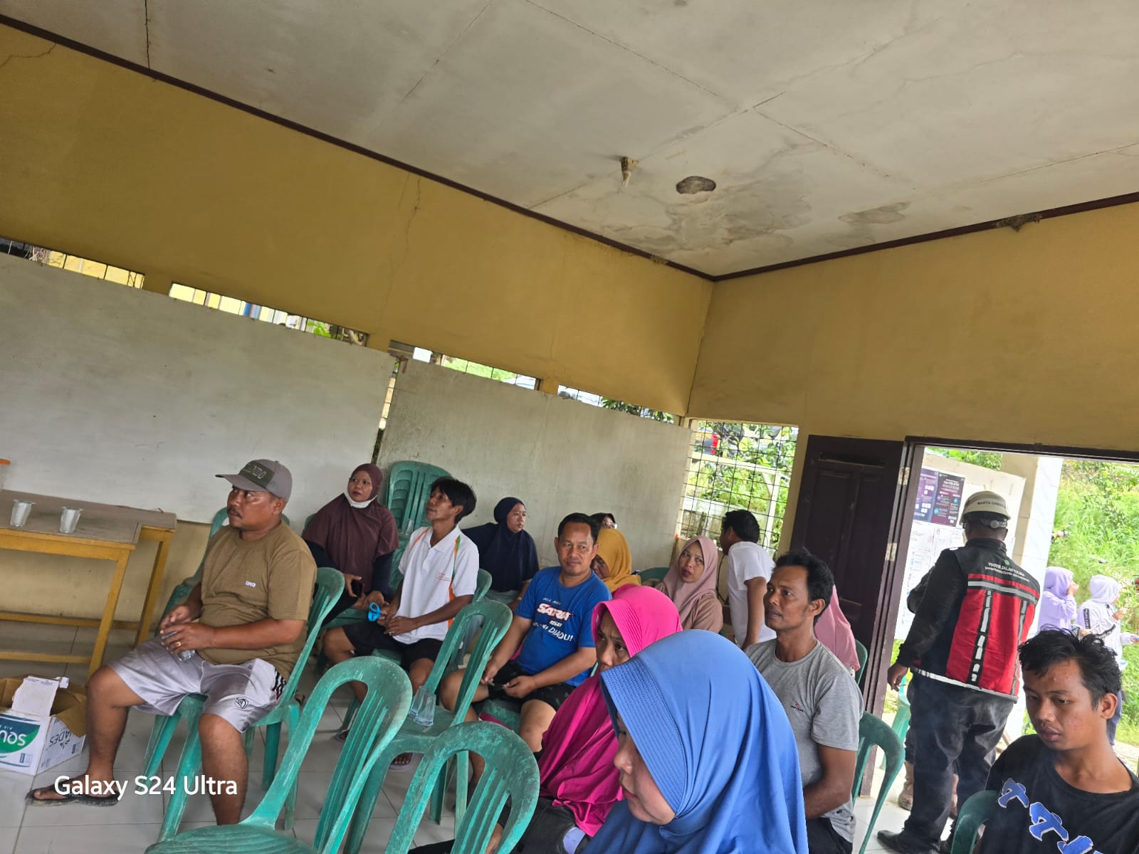 Demi Kelancaran Pembangunan IKN, Polisi Jaga Musyawarah Warga dan Bantu Perbaikan Jalan Demi Kelancaran Pembangunan IKN, Polisi Jaga Musyawarah Warga dan Bantu Perbaikan Jalan