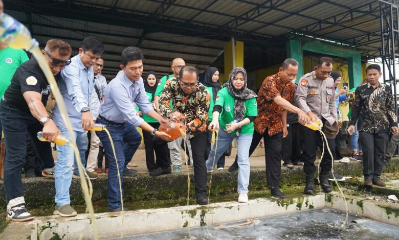 Kasmidi Bulang Dukung Aksi Tebar Eco Enzyme di Pasar Induk Sangatta Kasmidi Bulang Dukung Aksi Tebar Eco Enzyme di Pasar Induk Sangatta