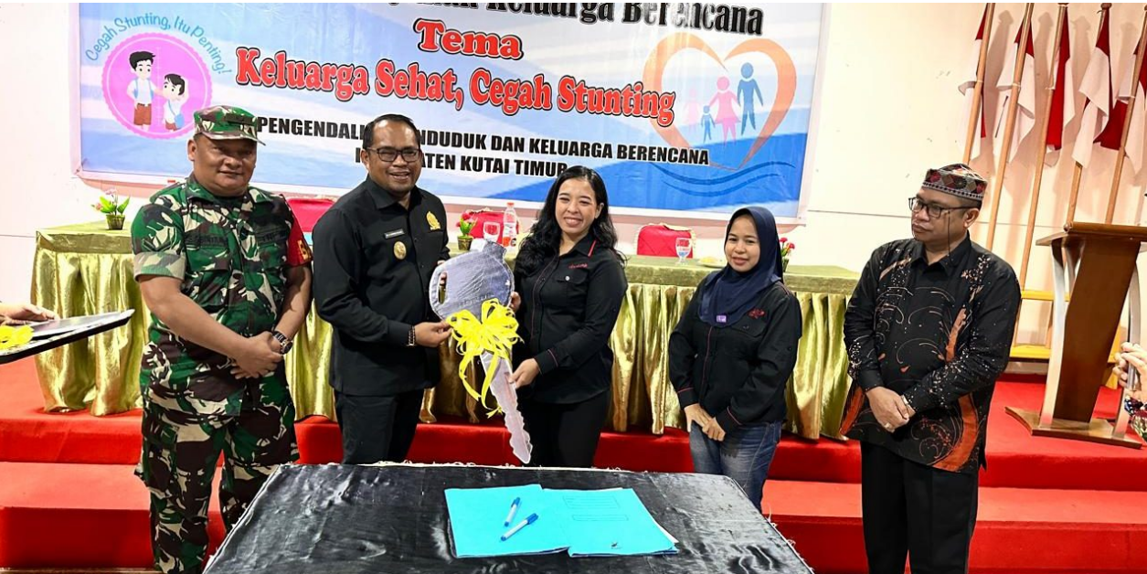 Kasmidi Bulang Berikan Kendaraan dan Laptop untuk Kader dan Penyuluh KB SANGATTA - Sebanyak 43 Kader dan Penyuluh Keluarga Berencana (KB) di Kabupaten Kutai Timur (Kutim) menerima bantuan operasional berupa kendaraan roda dua dan laptop dari Pemerintah Kabupaten Kutim. Bantuan ini diserahkan secara simbolis oleh Wakil Bupati Kasmidi Bulang di Teras Belad Café, Sangatta Selatan, pada Sabtu (13/07/2024), dengan disaksikan oleh Kepala Dinas Pengendalian Penduduk dan Keluarga Berencana (DPPKB) Kutim, Junaedi. Wakil Bupati Kasmidi Bulang berharap bantuan tersebut dapat meningkatkan motivasi para kader dan penyuluh dalam memberikan pelayanan kepada masyarakat. “Saya minta rekan-rekan untuk bekerja dengan ikhlas. Sudah tidak ada lagi alasan untuk tidak maksimal dalam melayani masyarakat, terutama untuk membantu menurunkan angka stunting kita,” ujarnya. Kasmidi menjelaskan bahwa pemberian kendaraan operasional ini merupakan program yang telah direncanakan sejak tahun lalu, saat dirinya masih menjabat sebagai Ketua Tim Percepatan Penurunan Stunting (TPPS) Kabupaten Kutim. Dalam sebuah diskusi dengan seluruh kader dan penyuluh KB se-Kutim setelah bimbingan teknis (Bimtek) di Balikpapan, mereka mengusulkan adanya fasilitas kendaraan operasional. “Setelah ada Bimtek di Balikpapan, kita berdiskusi, dan teman-teman mengusulkan, bisa tidak pak, kami difasilitasi kendaraan. Sepanjang ada regulasi dan tidak melanggar, kenapa tidak,” jelas Kasmidi. Karena bantuan ini berasal dari Anggaran Pendapatan dan Belanja Daerah (APBD), Kasmidi berpesan agar kendaraan operasional dan laptop yang diberikan dapat dijaga dan dirawat dengan baik, seperti barang milik pribadi. Ini, katanya, merupakan bagian dari tanggung jawab yang telah diberikan oleh pemerintah kepada seluruh kader dan penyuluh.