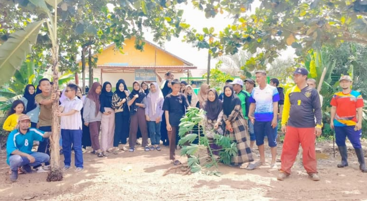 Warga RT 64 Tanam Pisang di Jalan Rusak, Sindir Ketidakpedulian Pemkab Kutai Timur Warga RT 64 Tanam Pisang di Jalan Rusak, Sindir Ketidakpedulian Pemkab Kutai Timur