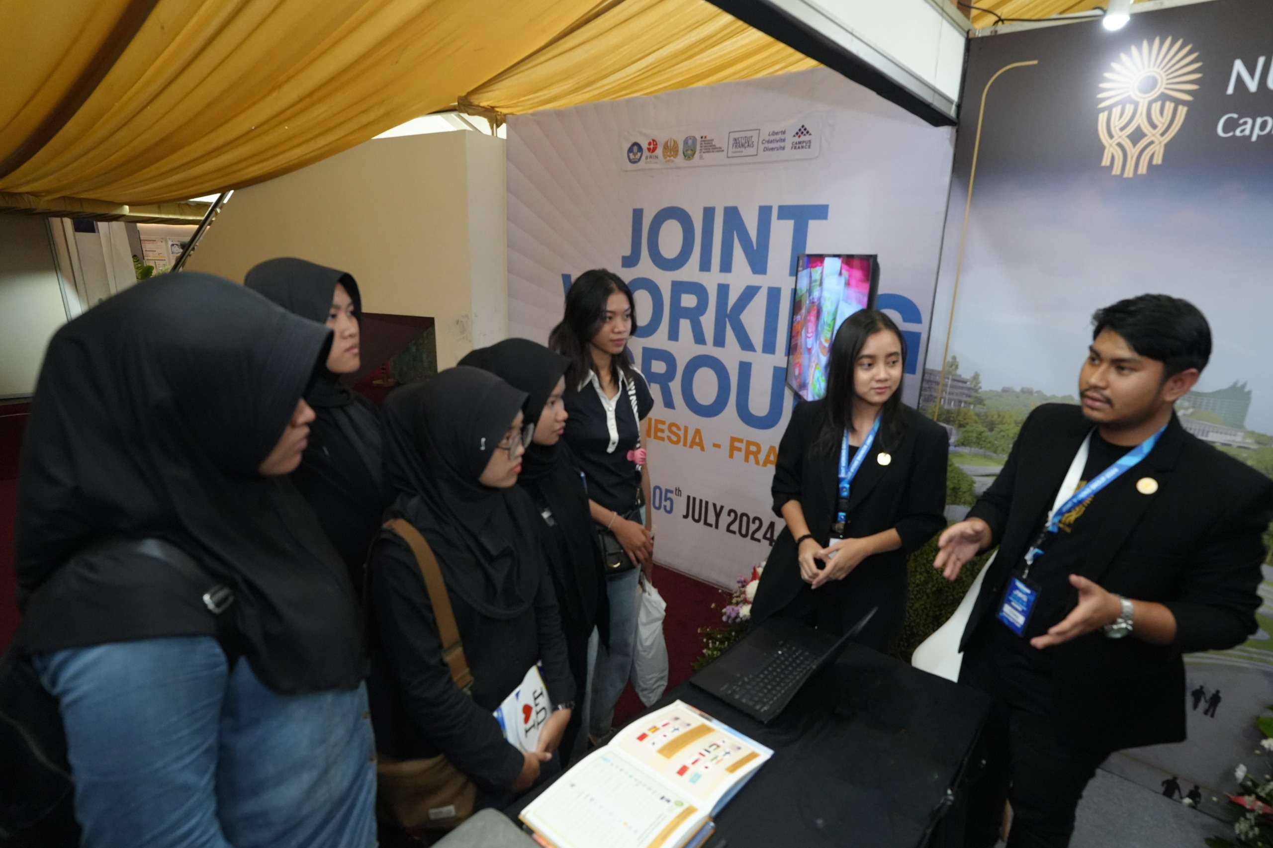 Memperkenalkan Nusantara Lebih Dekat pada Momentum Joint Working Group Indonesia-France 2024 di UNESA, Polda Kaltim Dukung Penuh Percepatan Pembangunan IKN Memperkenalkan Nusantara Lebih Dekat pada Momentum Joint Working Group Indonesia-France 2024 di UNESA, Polda Kaltim Dukung Penuh Percepatan Pembangunan IKN