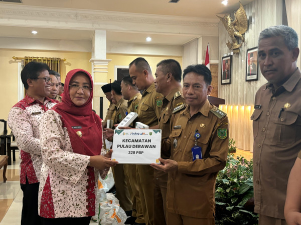 Penanganan Kemiskinan, Sri Juniarsih Mas Distribusikan Bantuan Beras CPP di Berau