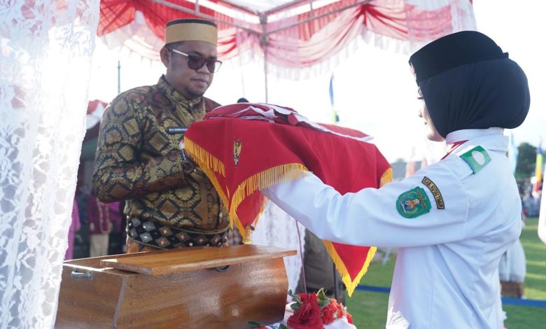 5. Sangkulirang Rayakan HUT ke-79 RI, Wabup Kutim Pimpin Penurunan Bendera