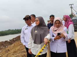 Sri Juniarsih Tinjau Pembangunan Turap di Kampung Gurimbang TANJUNG REDEB– Bupati Berau, Sri Juniarsih, meninjau langsung progres pembangunan turap di Kampung Gurimbang pada Rabu (14/8/2024). Dalam kunjungan tersebut, ia didampingi oleh jajaran asisten Sekkab Berau serta kepala Organisasi Perangkat Daerah (OPD). Sri Juniarsih menyampaikan bahwa pembangunan turap ini mendapat dukungan anggaran sekitar Rp 46 miliar dari Bantuan Keuangan (Bankeu) Pemerintah Provinsi Kalimantan Timur. "Proyek pembangunan turap di Kampung Gurimbang ini sudah dimulai dan akan terus berlanjut hingga tahun 2025," jelasnya saat berada di lokasi. Selain turap, Sri Juniarsih mengungkapkan bahwa Pemerintah Kabupaten (Pemkab) Berau juga tengah fokus pada pembangunan infrastruktur lainnya di Kampung Gurimbang. Pembangunan tersebut meliputi perbaikan jalan, drainase, irigasi, serta pengembangan sektor pendidikan. "Pembangunan yang kita lakukan di Kampung Gurimbang cukup banyak. Ini adalah salah satu wujud perhatian kami terhadap daerah ini," tambahnya. Sri Juniarsih menegaskan bahwa selain peningkatan infrastruktur, Pemkab Berau juga berkomitmen untuk mengembangkan Sumber Daya Manusia (SDM) di Kampung Gurimbang. Menurutnya, upaya ini diharapkan dapat meningkatkan kesejahteraan masyarakat dan mendorong pertumbuhan ekonomi di wilayah tersebut. "Saya berharap peningkatan infrastruktur dan SDM di Kampung Gurimbang, Kecamatan Sambaliung, dapat terus dilanjutkan. Tujuan akhirnya adalah untuk meningkatkan kesejahteraan dan kemajuan kampung," tuturnya. Sri Juniarsih juga menekankan bahwa perhatian serupa akan diberikan kepada seluruh kampung di Kabupaten Berau, sesuai dengan kemampuan anggaran yang ada. "Jika anggaran kita mencukupi, tentu perhatian yang lebih akan kita berikan," pungkasnya.