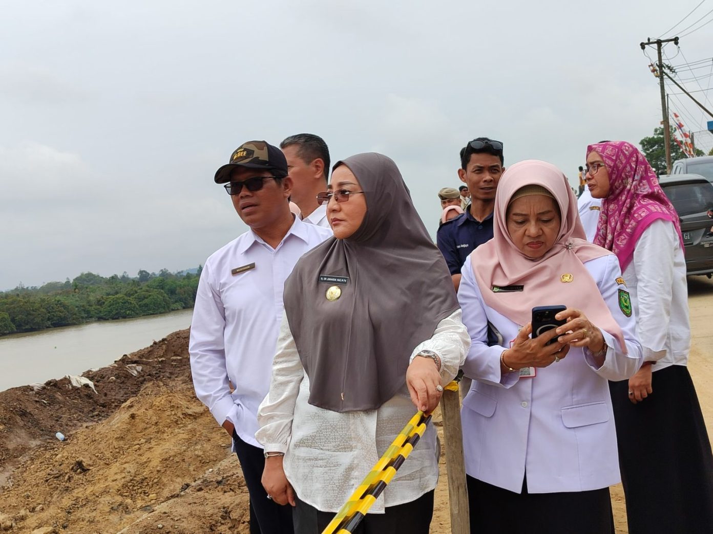 Sri Juniarsih Tinjau Pembangunan Turap di Kampung Gurimbang TANJUNG REDEB– Bupati Berau, Sri Juniarsih, meninjau langsung progres pembangunan turap di Kampung Gurimbang pada Rabu (14/8/2024). Dalam kunjungan tersebut, ia didampingi oleh jajaran asisten Sekkab Berau serta kepala Organisasi Perangkat Daerah (OPD). Sri Juniarsih menyampaikan bahwa pembangunan turap ini mendapat dukungan anggaran sekitar Rp 46 miliar dari Bantuan Keuangan (Bankeu) Pemerintah Provinsi Kalimantan Timur. 